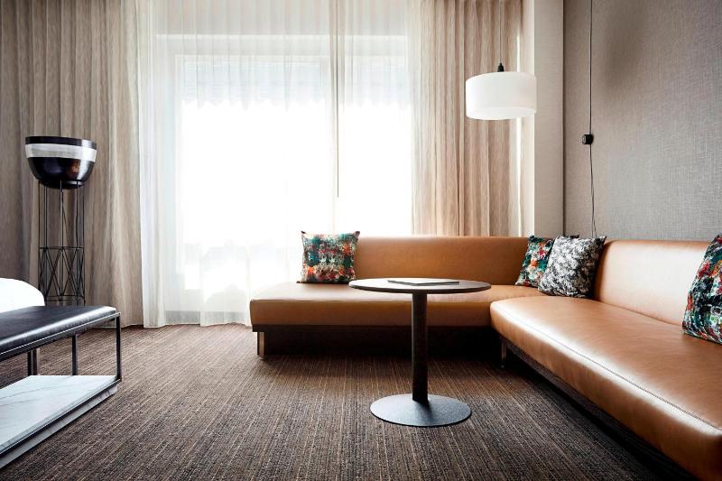 Large Executive King Room image 3