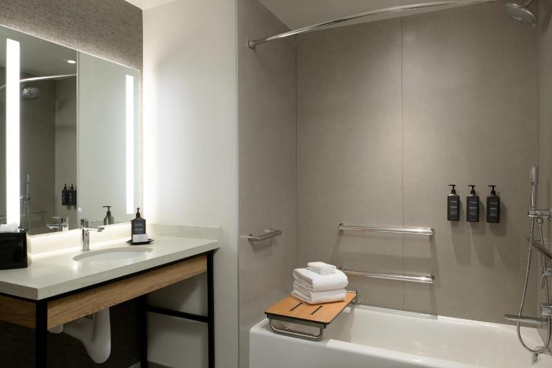 Traditional Queen Room with Two Queen Beds and Adapted Tub - Mobility Accessible image 4