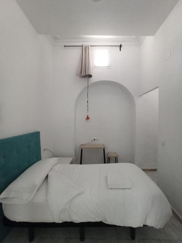 Single Room with Shared Bathroom image 3