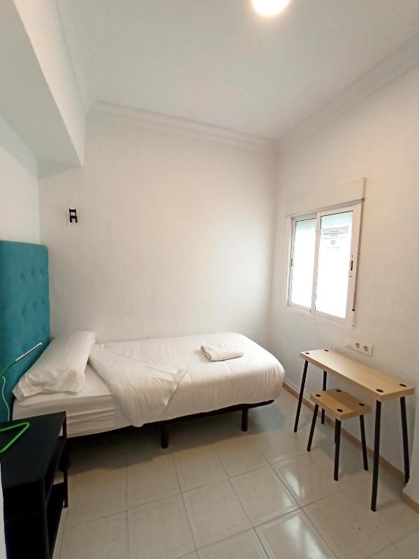 Single Room with Shared Bathroom image 4