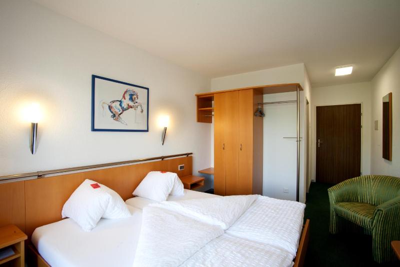 Twin Room with Lake View image 3