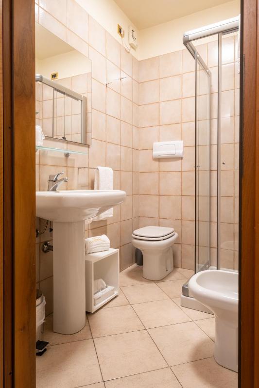 Double Room image 4