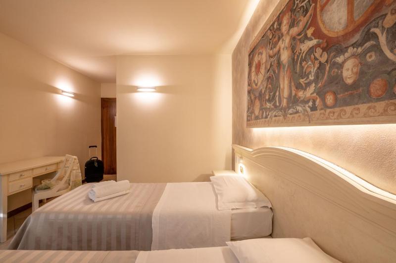 Double Room image 2