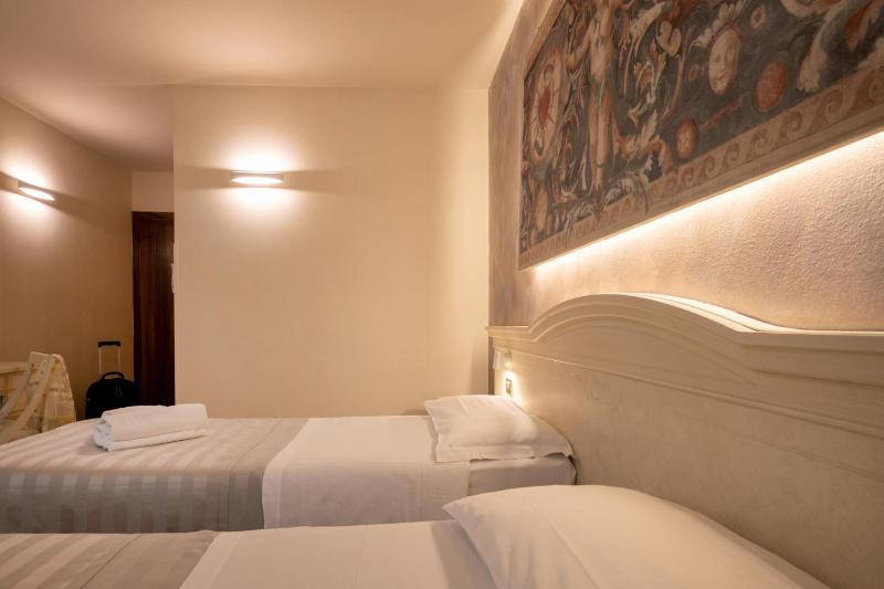 Double Room image 3