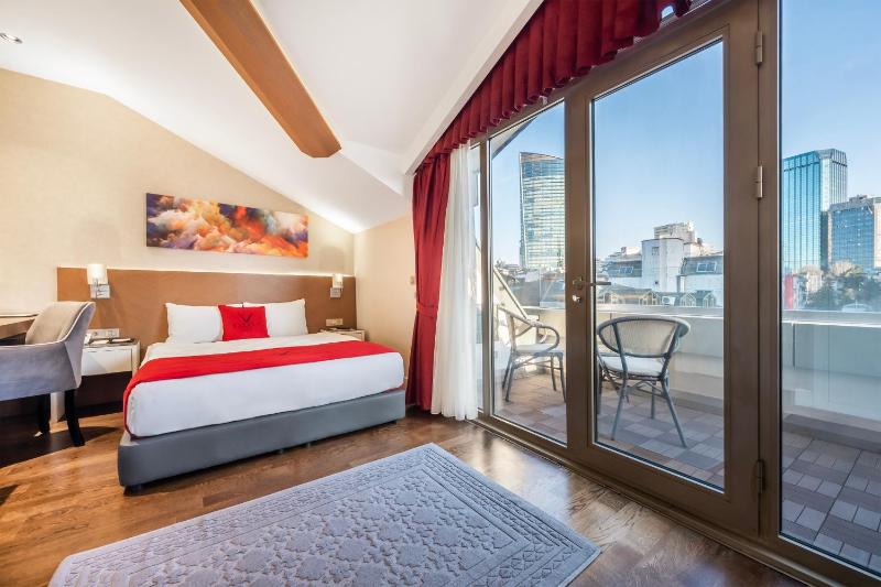 Superior Double Room with Balcony image 1