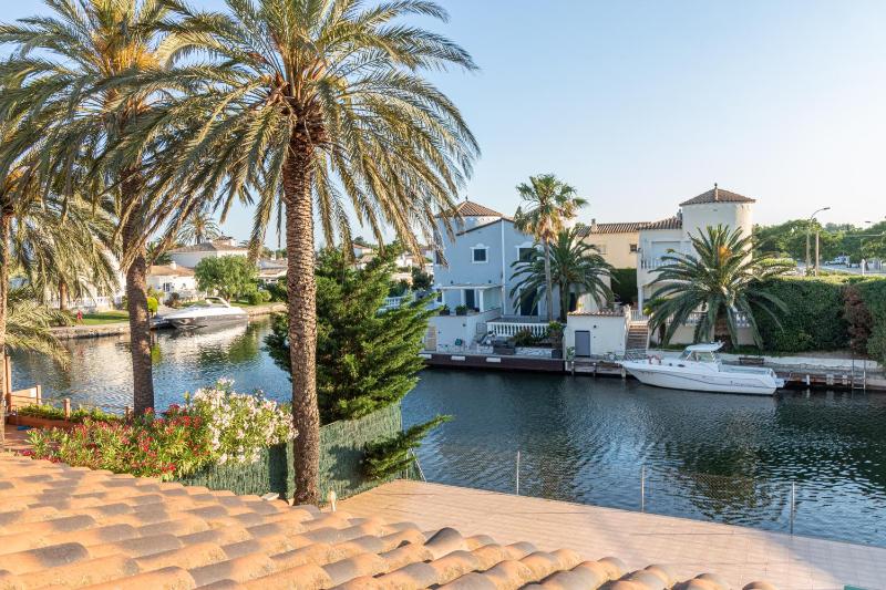 Five-Bedroom House with Private Pool image 4