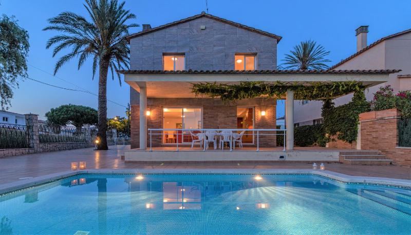 Five-Bedroom House with Private Pool image 3
