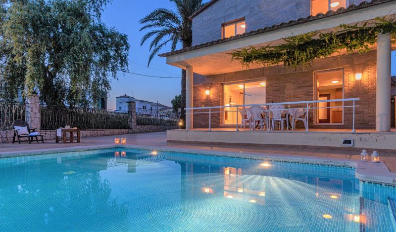 Five-Bedroom House with Private Pool image 2