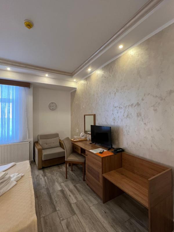 Double Room image 3