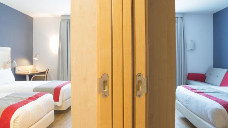 Standard Twin Room image 4