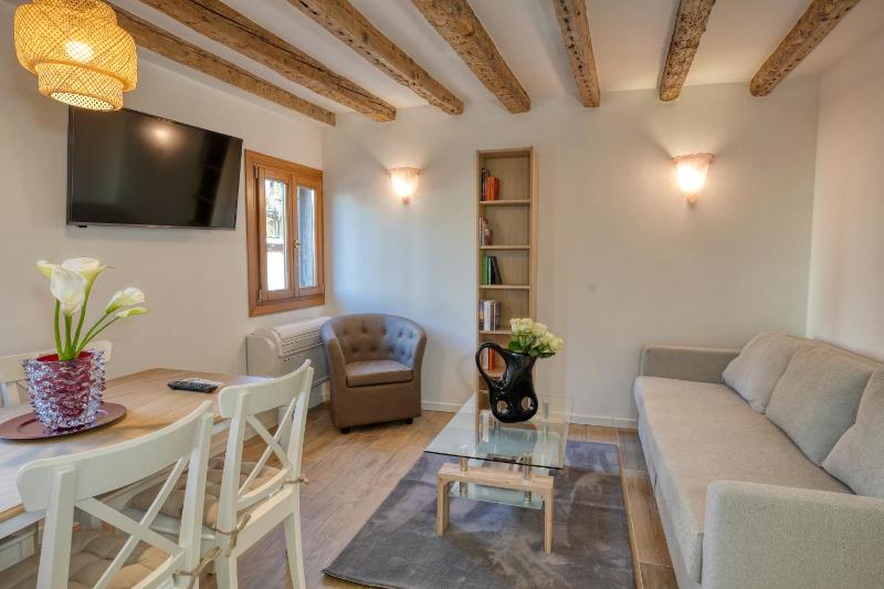 Ecco Suites Apartments - image 10