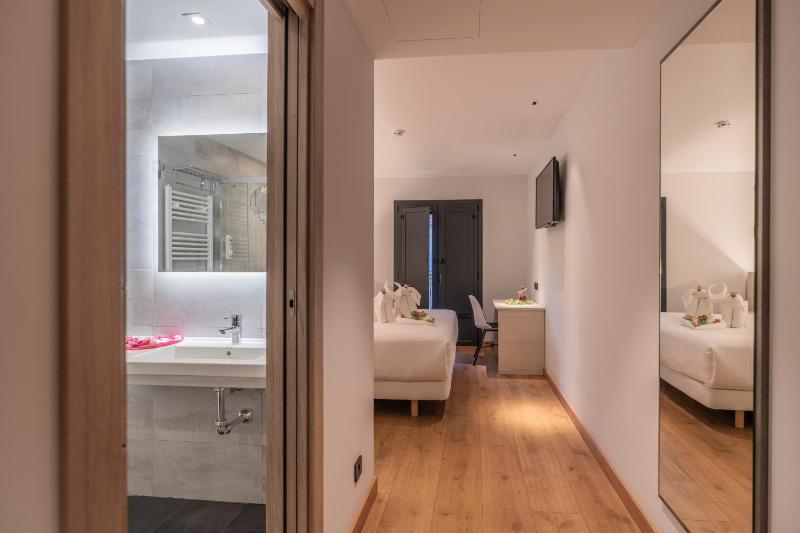 Deluxe Double or Twin Room with Balcony image 3