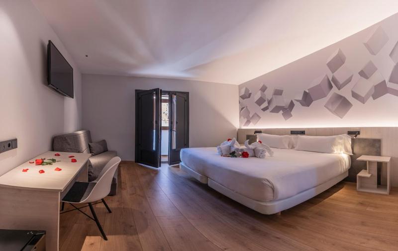 Deluxe Double or Twin Room with Balcony image 1