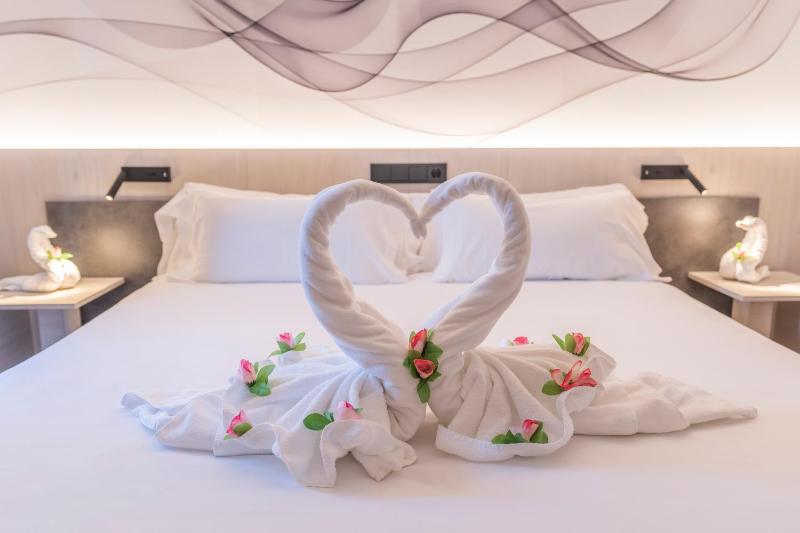 Deluxe Double or Twin Room with Balcony image 4
