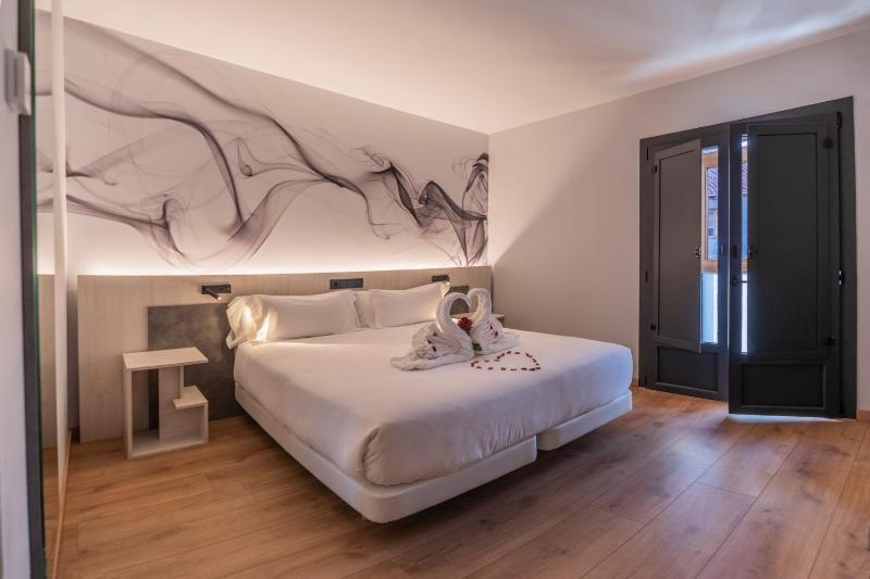 Deluxe Double or Twin Room with Balcony image 2