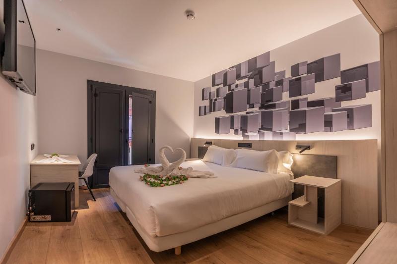 Deluxe Double or Twin Room with Balcony image 1