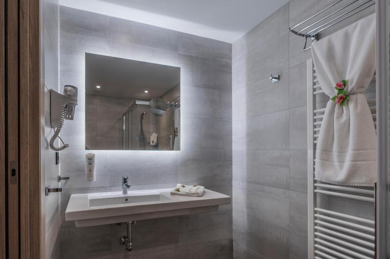 Deluxe Double or Twin Room with Balcony image 4