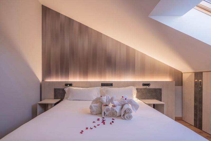 Deluxe Double or Twin Room image 4