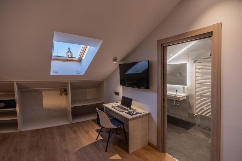 Deluxe Double or Twin Room image 2