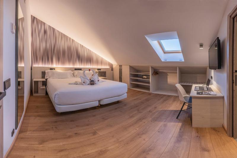 Deluxe Double or Twin Room image 1