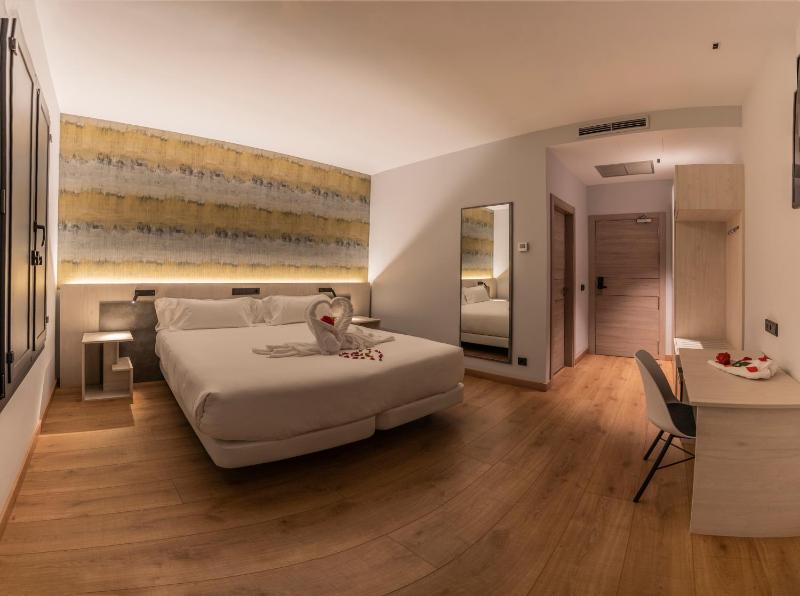 Standard Double or Twin Room image 3