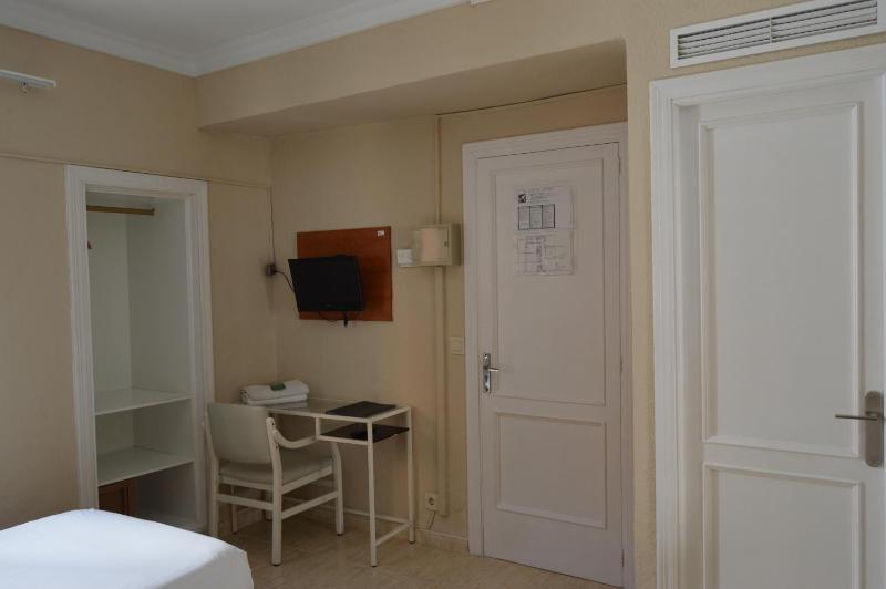 Twin Room image 3