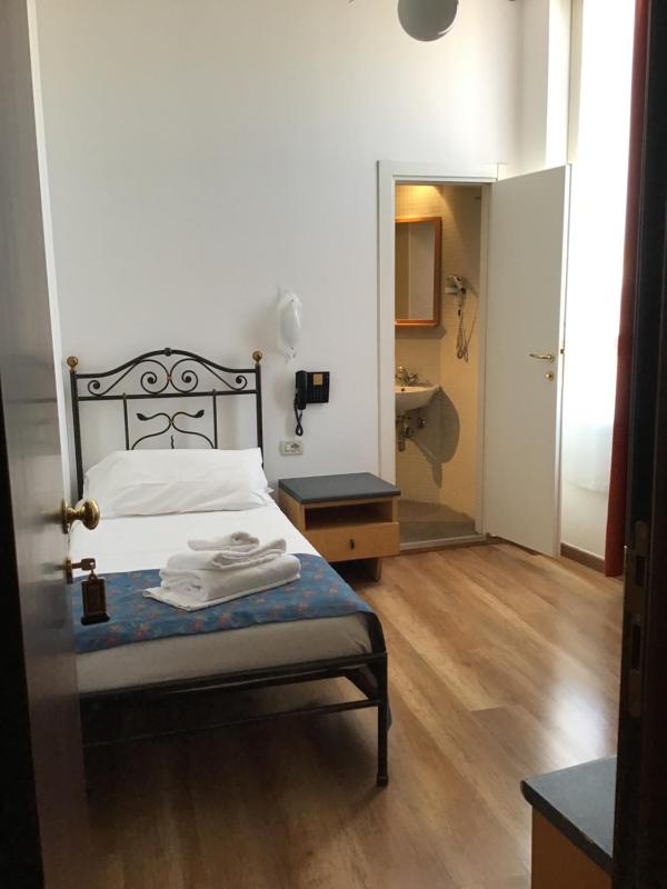 Single Room image 3