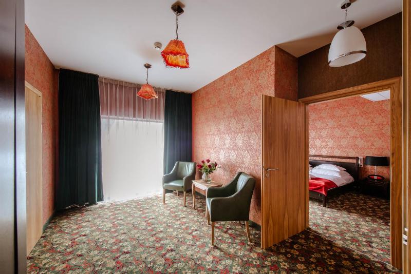 Red Business Apartment image 4