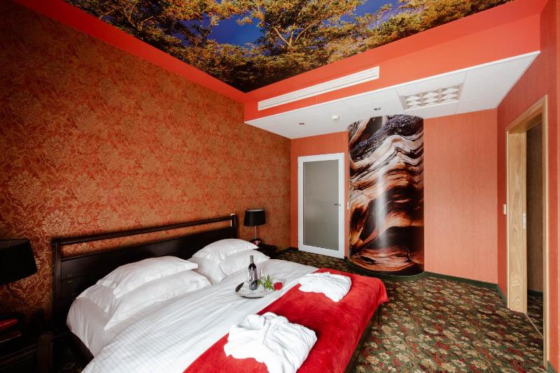 Red Business Apartment image 3