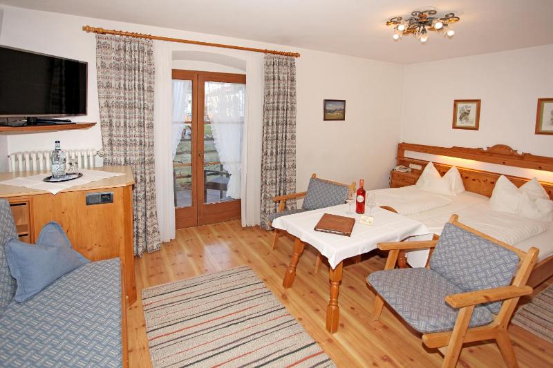 Standard Double Room image 3