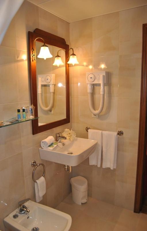 Double Room with Extra Bed image 3