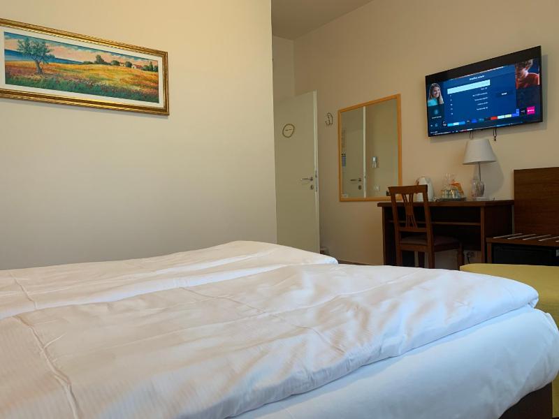 Double Room image 4