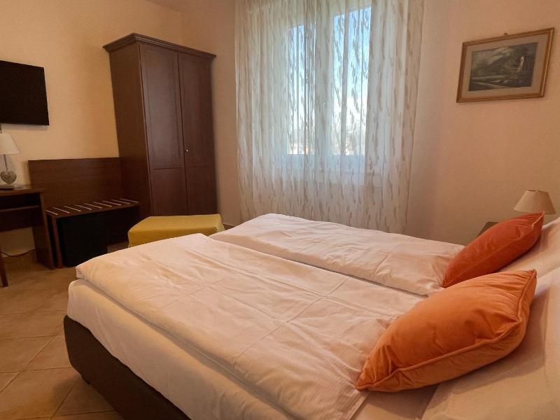 Double Room image 3