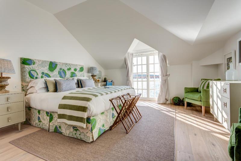 Deluxe Double Room with Sea View image 2