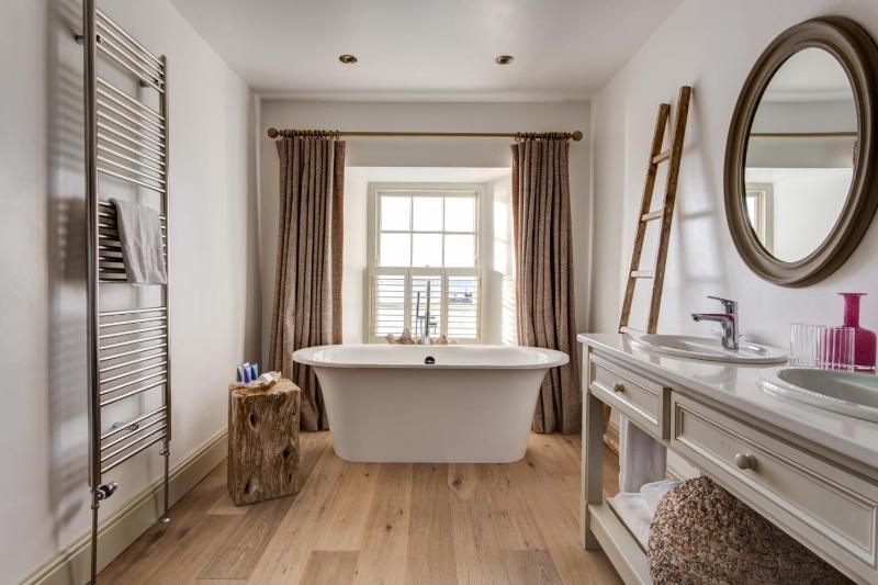 Deluxe Double Room with Sea View image 4