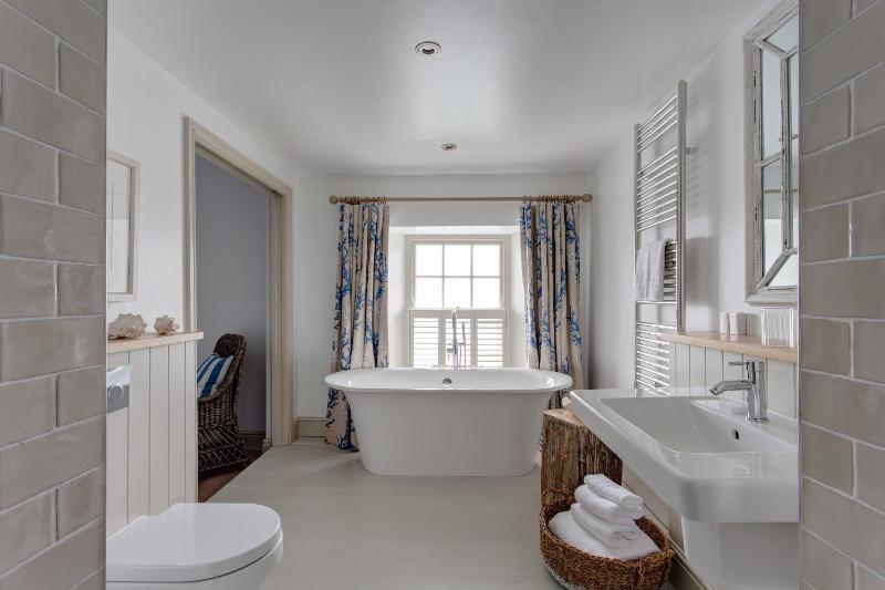 Deluxe Suite with Sea View image 2