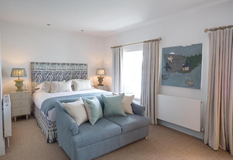 Deluxe Suite with Sea View image 3