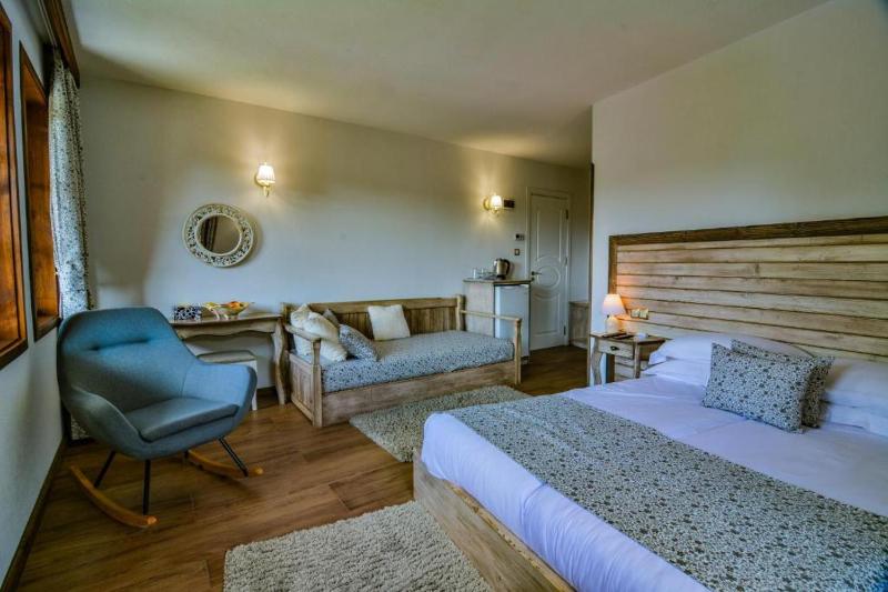 Deluxe Double Room with Bath image 1