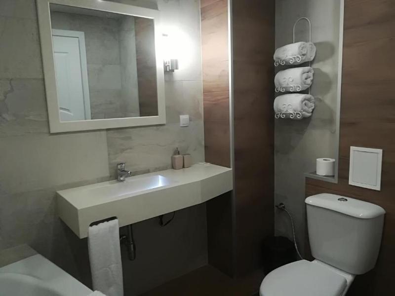 Deluxe Double Room with Bath image 3