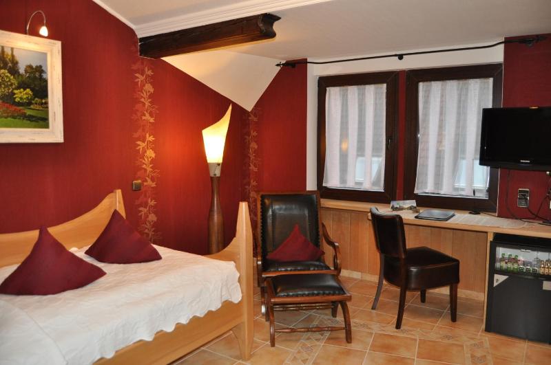 Large Single Room image 3