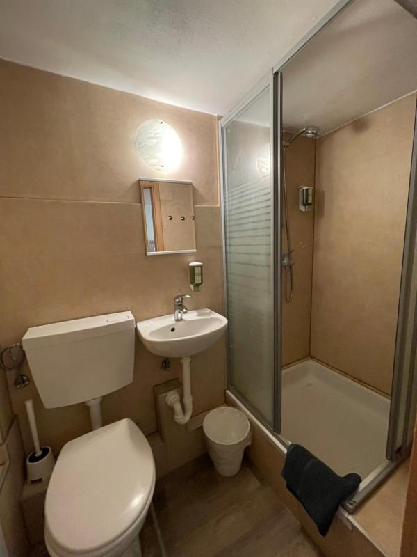 Twin Room with Private Bathroom image 4