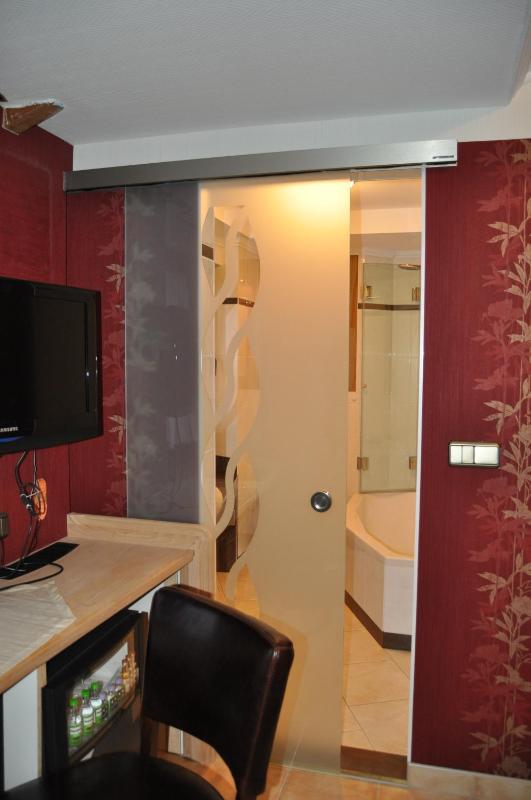 Large Single Room image 2