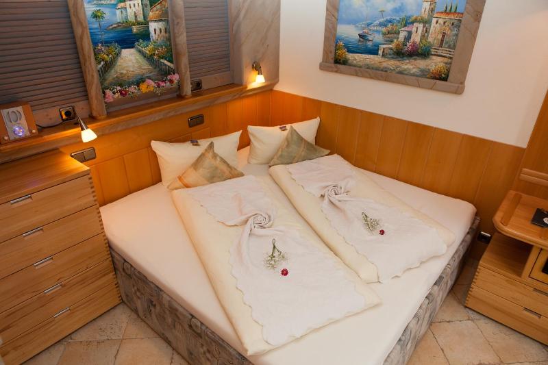 Superior King Room image 4