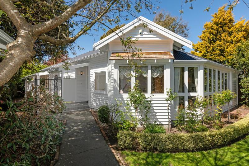 Fendalton Villa - Christchurch Holiday Home - image 1