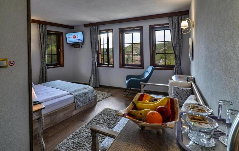 Deluxe Double Room (2 Adults + 1 Child) image 2