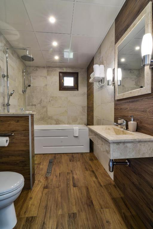 Deluxe Double Room (2 Adults + 1 Child) image 3