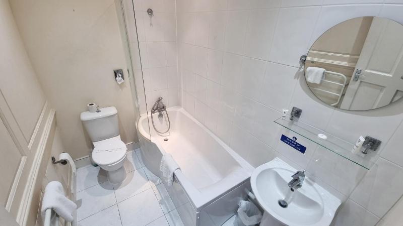 Standard Double Room image 3
