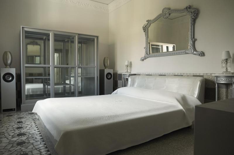 Deluxe Double Room image 3