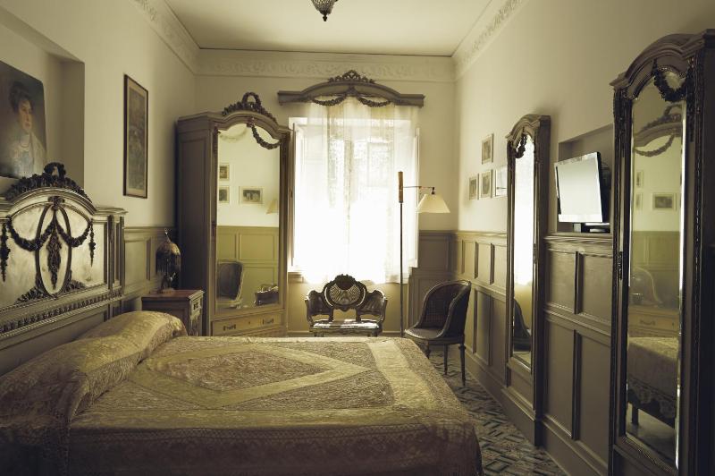 Standard Double Room image 2