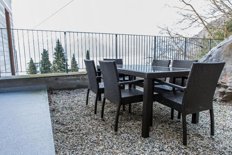 One-Bedroom Apartment with Garden - Split Level image 1